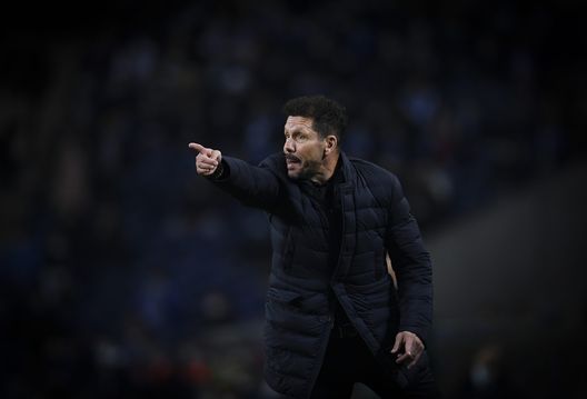 PORTO, PORTUGAL - DECEMBER 07: Head coach, Diego Pablo Simeone of Atletico Madrid reacts during the UEFA Champions League group B match between FC Porto and Atletico Madrid at Estadio do Dragao on December 7, 2021 in Porto, Portugal. (Photo by Octavio Passos/Getty Images) Non solo Vlahovic: Atletico Madrid interessato a Milenkovic- immagine 2