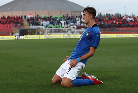 MONZA, ITALY - OCTOBER 12: Lorenzo Lucca of Italy celebrates after scoring the opening goal during the 2022 UEFA European Under-21 Championship Qualifier match between Italy and Sweden at Stadio Brianteo on October 12, 2021 in Monza, Italy. (Photo by Marco Luzzani/Getty Images) Ex obiettivi, il futuro di Lorenzo Lucca potrebbe essere in Serie A: i dettagli- immagine 2