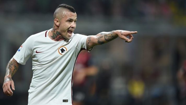 Roma's midfielder from Belgium Radja Nainggolan reacts during the Italian Serie A football match AC Milan vs AS Roma at the San Siro stadium in Milan on Mai 7, 2017. / AFP PHOTO / FILIPPO MONTEFORTE (Photo credit should read FILIPPO MONTEFORTE/AFP/Getty Images) Nainggolan in Cina, i dettagli: “Accordo da giorni, sì di Radja e della Roma: la tassa…” - immagine 1