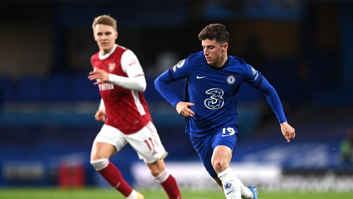 LONDON, ENGLAND - MAY 12: Mason Mount of Chelsea runs with the ball whilst under pressure from Martin Odegaard of Arsenal during the Premier League match between Chelsea and Arsenal at Stamford Bridge on May 12, 2021 in London, England. Sporting stadiums around the UK remain under strict restrictions due to the Coronavirus Pandemic as Government social distancing laws prohibit fans inside venues resulting in games being played behind closed doors. (Photo by Shaun Botterill/Getty Images) LONDON, ENGLAND - MAY 12: Mason Mount of Chelsea runs with the ball whilst under pressure from Martin Odegaard of Arsenal during the Premier League match between Chelsea and Arsenal at Stamford Bridge on May 12, 2021 in London, England. Sporting stadiums around the UK remain under strict restrictions due to the Coronavirus Pandemic as Government social distancing laws prohibit fans inside venues resulting in games being played behind closed doors. (Photo by Shaun Botterill/Getty Images)