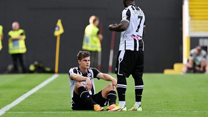 UDINE, ITALY - AUGUST 20: Jaka Bijol of Udinese Calcio injured during the Serie A match between Udinese Calcio and Salernitana at Dacia Arena on August 20, 2022 in Udine, . (Photo by Francesco Pecoraro/Getty Images) Fantacalcio Udinese, Bijol va k.o.: Sottil costretto al cambio forzato - immagine 1