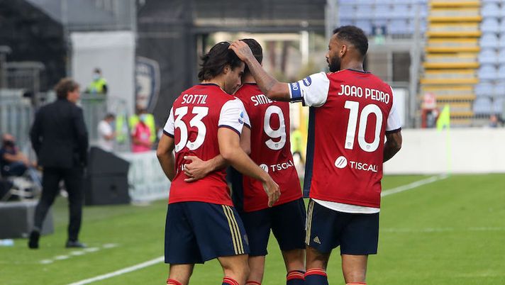 CAGLIARI, ITALY - OCTOBER 25: Riccardo Sottil of Cagliari celebrates his goal 3-2 during the Serie A match between Cagliari Calcio and FC Crotone at Sardegna Arena on October 25, 2020 in Cagliari, Italy. (Photo by Enrico Locci/Getty Images) Cagliari, le prove di formazione con Nainggolan: è ancora emergenza in difesa - immagine 1