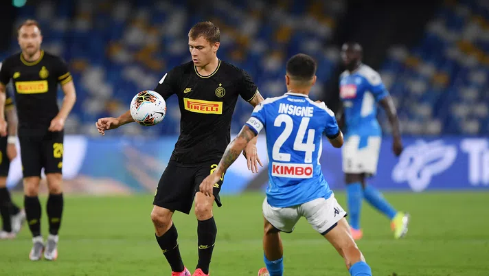 NAPLES, ITALY - JUNE 13: Nicolò Barella of FC Internazionale vies with Lorenzo Insigne of SSC Napoli during the Coppa Italia Semi-Final Second Leg match between SSC Napoli and FC Internazionale at Stadio San Paolo on June 13, 2020 in Naples, Italy. (Photo by Francesco Pecoraro/Getty Images)