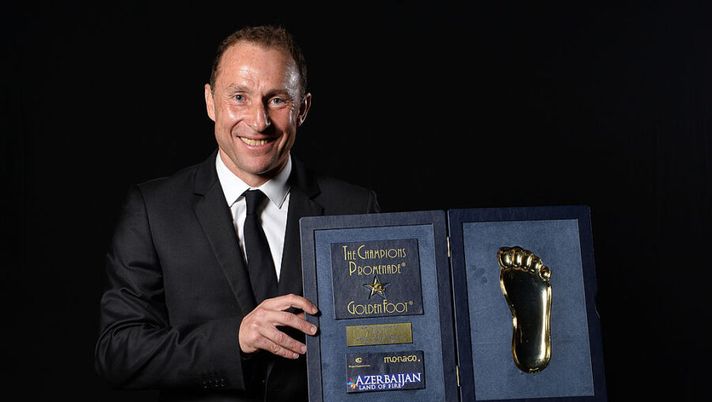 MONTE-CARLO, MONACO - OCTOBER 16: Jean-Pierre Papin poses with the Golden Foot award during the Golden Foot Award 2013 ceremony at Monte-Carlo Bay Hotel on October 16, 2013 in Monte-Carlo, Monaco. (Photo by Tullio M. Puglia/Getty Images for Golden Foot) Papin: “Milan, conosco Maignan e la verità è questa! Se Ziyech firma coi rossoneri…” - immagine 1