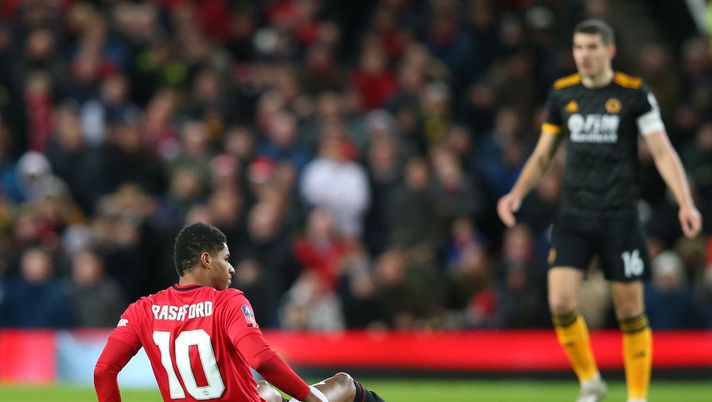 MANCHESTER, ENGLAND - JANUARY 15: Marcus Rashford of Manchester United lies injured during the FA Cup Third Round Replay match between Manchester United and Wolverhampton Wanderers at Old Trafford on January 15, 2020 in Manchester, England. (Photo by Alex Livesey/Getty Images) MANCHESTER, ENGLAND - JANUARY 15: Marcus Rashford of Manchester United lies injured during the FA Cup Third Round Replay match between Manchester United and Wolverhampton Wanderers at Old Trafford on January 15, 2020 in Manchester, England. (Photo by Alex Livesey/Getty Images)