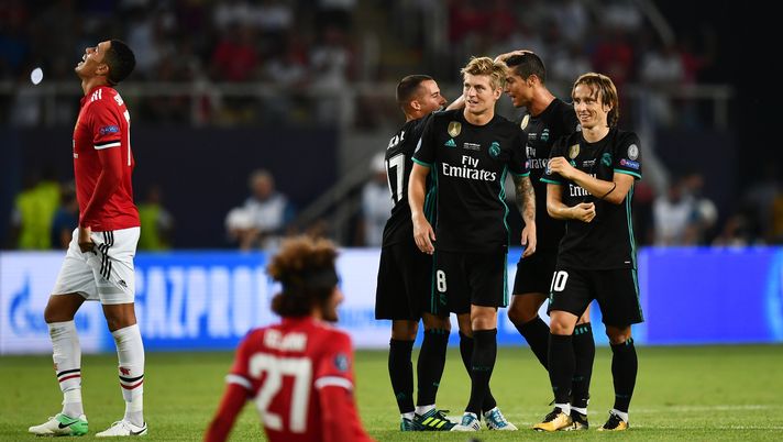 SKOPJE, MACEDONIA - AUGUST 08: Toni Kroos of Real Madrid and Luka Modric of Real Madrid celebrate victory as Marouane Fellaini of Manchester United is dejected after the UEFA Super Cup final between Real Madrid and Manchester United at the Philip II Arena on August 8, 2017 in Skopje, Macedonia.  (Photo by Dan Mullan/Getty Images) 