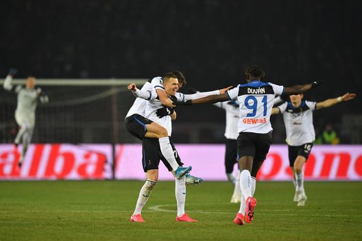 TURIN, ITALY - JANUARY 25: Josip Ilicic (C) of Atalanta BC celebrates a goal with team mates during the Serie A match between Torino FC and Atalanta BC at Stadio Olimpico di Torino on January 25, 2020 in Turin, Italy. (Photo by Valerio Pennicino/Getty Images)
