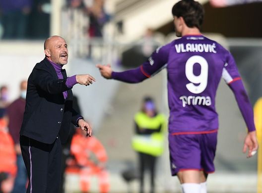 FLORENCE, ITALY - DECEMBER 19: Vincenzo Italiano head coach of ACF Fiorentina issues instructions to his players during the Serie A match between ACF Fiorentina and US Sassuolo at Stadio Artemio Franchi on December 19, 2021 in Florence, Italy. (Photo by Alessandro Sabattini/Getty Images) FLORENCE, ITALY - DECEMBER 19: Vincenzo Italiano head coach of ACF Fiorentina issues instructions to his players during the Serie A match between ACF Fiorentina and US Sassuolo at Stadio Artemio Franchi on December 19, 2021 in Florence, Italy. (Photo by Alessandro Sabattini/Getty Images)