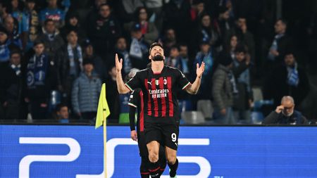 L'esultanza di Olivier Giroud (attaccante AC Milan) per il suo gol in Napoli-Milan (Champions League 2022-2023) | News (Getty Images) esultanza Giroud AC Milan Napoli-Milan Champions League 2022-2023
