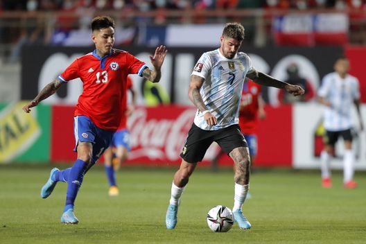 CALAMA, CHILE - JANUARY 27: Rodrigo De Paul of Argentina fights for the ball with Erick Pulgar of Chile during a match between Chile and Argentina as part of FIFA World Cup Qatar 2022 Qualifiers at Zorros del Desierto Stadium on January 27, 2022 in Calama, Chile. (Photo by Javier Torres-Pool/Getty Images) Dodò entra, Pulgar esce: la doppia mossa del mercato viola- immagine 2