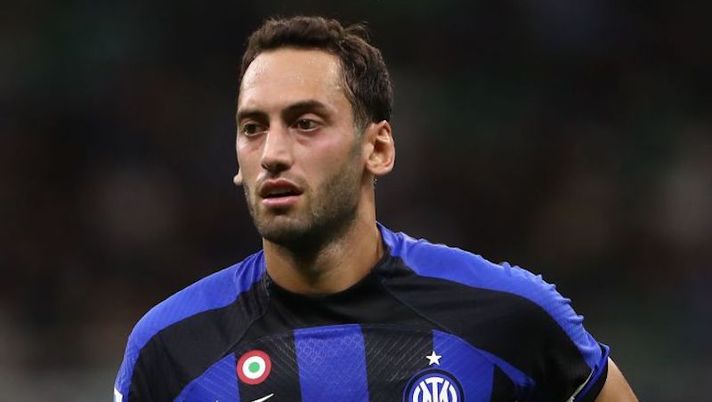 MILAN, ITALY - AUGUST 20: Hakan Calhanoglu of FC Internazionale looks on during the Serie A match between FC Internazionale and Spezia Calcio at Stadio Giuseppe Meazza on August 20, 2022 in Milan, . (Photo by Marco Luzzani/Getty Images) DAI CAMPI – Novità Calhanoglu e Tonali! Lazzari, Dybala, Scalvini, Milenkovic, Berardi, Handanovic… - immagine 1