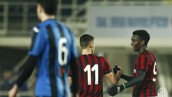 Ismet Sinani e Frank Tsadjout festeggiano dopo un gol