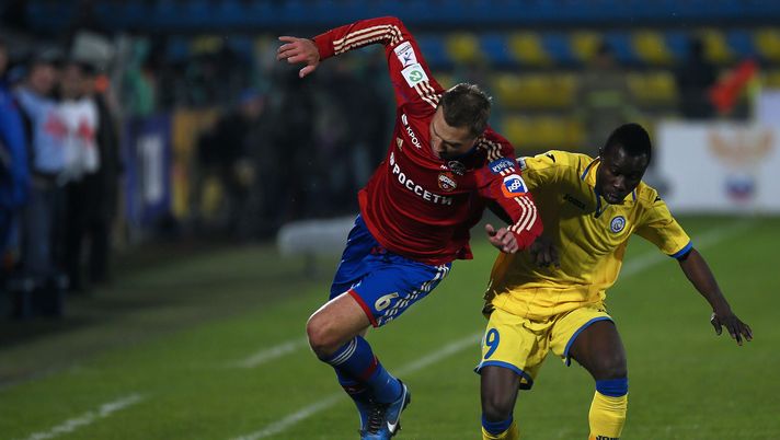 ROSTOV-ON-DON, RUSSIA - DECEMBER 02: Kaku Kanga of FC Rostov Rostov-on-Don in action against Aleksei Berezutski of PFC CSKA Moscow during the Russian Football League Championship match between FC Rostov Rostov-on-Don and PFC CSKA Moscow at Olimp - 2 stadium on December 2, 2013 in Rostov-on-Don, Russia. (Photo by Epsilon/Getty Images) ROSTOV-ON-DON, RUSSIA - DECEMBER 02: Kaku Kanga of FC Rostov Rostov-on-Don in action against Aleksei Berezutski of PFC CSKA Moscow during the Russian Football League Championship match between FC Rostov Rostov-on-Don and PFC CSKA Moscow at Olimp - 2 stadium on December 2, 2013 in Rostov-on-Don, Russia. (Photo by Epsilon/Getty Images)