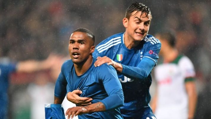 Juventus' Brazilian forward Douglas Costa celebrates with Juventus' Argentine forward Paulo Dybala after scoring a goal during the UEFA Champions League group D football match between FC Lokomotiv Moscow and Juventus at Moscow's RZD Arena stadium on November 6, 2019. (Photo by Dimitar DILKOFF / AFP) (Photo by DIMITAR DILKOFF/AFP via Getty Images) Sarri lancia Douglas: “Non è quello vero, risalita timida. Ma da trequartista…” - immagine 1