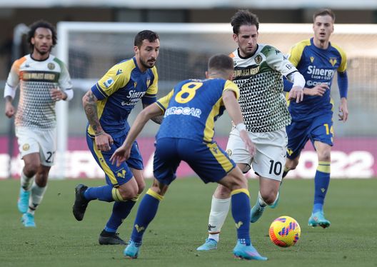 VERONA, ITALY - FEBRUARY 27: Mattia Aramu of Venezia FC in action during the Serie A match between Hellas Verona and Venezia FC at Stadio Marcantonio Bentegodi on February 27, 2022 in Verona, Italy. (Photo by Emilio Andreoli/Getty Images) Verona, che sfortuna: guai per Retsos e Barak. Saltano la Fiorentina?- immagine 2