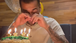 Tanti auguri Dani Alves! E lui si emoziona… (VIDEO)