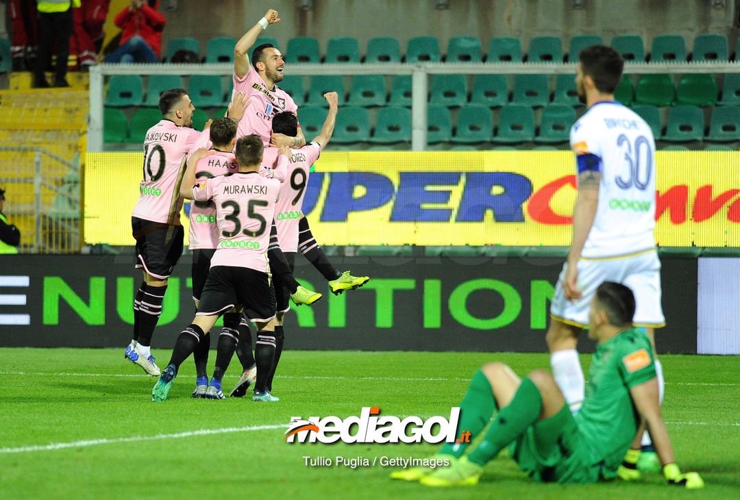  PALERMO, ITALY - APRIL 08: Ilija Nestorovski of Palermo celebrates with team mates after scoring the opening goal during the Serie B match between US Citta di Palermo and Hellas Verona at Stadio Renzo Barbera on April 08, 2019 in Palermo, Italy. (Photo by Getty Images/Getty Images) 