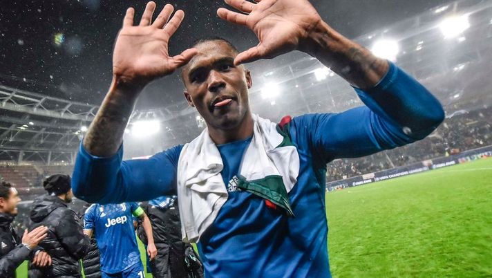 MOSCOW, RUSSIA - NOVEMBER 06: Douglas Costa of Juventus greets and celebrates the victory after the UEFA Champions League group D match between Lokomotiv Moskva and Juventus at RZD Arena on November 6, 2019 in Moscow, Russia. (Photo by Daniele Badolato - Juventus FC/Juventus FC via Getty Images) MOSCOW, RUSSIA - NOVEMBER 06: Douglas Costa of Juventus greets and celebrates the victory after the UEFA Champions League group D match between Lokomotiv Moskva and Juventus at RZD Arena on November 6, 2019 in Moscow, Russia. (Photo by Daniele Badolato - Juventus FC/Juventus FC via Getty Images)