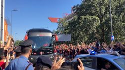 VIDEO – Milan-Udinese: il pullman dei rossoneri arriva a San Siro