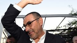 Un insolito Sarri in giacca e camicia arriva a Villa D’Angelo | FOTO