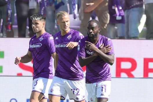 FLORENCE, ITALY - SEPTEMBER 18: Jonathan Ikoné Nanitamo of ACF Fiorentina celebrates after scoring a goal during the Serie A match between ACF Fiorentina and Hellas Verona at Stadio Artemio Franchi on September 18, 2022 in Florence, Italy. (Photo by Gabriele Maltinti/Getty Images) Barak: “Solo con l’anima si vincono le partite. Siamo a pezzi, ma non molliamo”- immagine 2