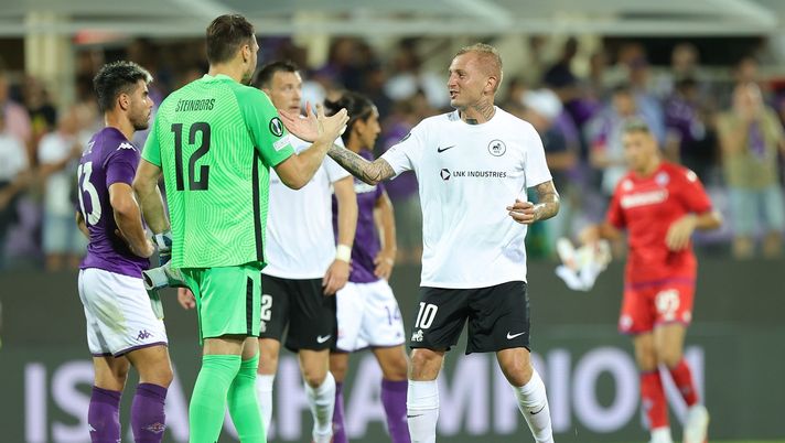 FLORENCE, ITALY - SEPTEMBER 08: Pavels teinbors goalkeeper of FK RFS and Deniss Rakels of FK RFS during the UEFA Europa Conference League group A match between ACF Fiorentina and Rīgas Futbola skola at Stadio Artemio Franchi on September 8, 2022 in Florence, Italy. (Photo by Gabriele Maltinti/Getty Images) Verso Riga, solo due allenamenti e poco turnover per la Fiorentina. - immagine 1