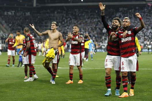 (Photo by Ricardo Moreira/Getty Images) Il Flamengo vince e dà l’esempio: allo stadio i 22 senzatetto invitati dal club- immagine 2