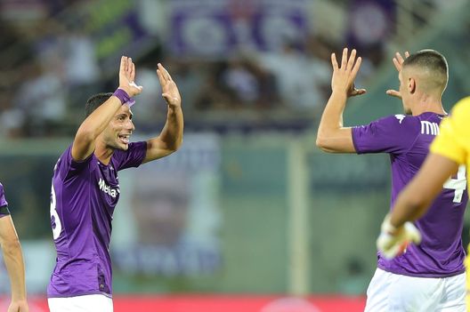 FLORENCE, ITALY - AUGUST 14: Rolando Mandragora of ACF Fiorentina celebrates the victory after during the Serie A match between ACF Fiorentina and US Cremonese at Stadio Artemio Franchi on August 14, 2022 in Florence, Italy. (Photo by Gabriele Maltinti/Getty Images) Un due e tre, adesso tocca a te: pro e contro dell’alternanza viola- immagine 4