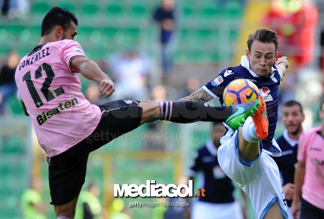  PALERMO, PALERMO - NOVEMBER 27:  (R-L) Cristiano Lombardi SS Lazio competes for the ball with Giancarlo Gonzalez of US Citta di Palermo during the Serie A match between US Citta di Palermo and SS Lazio at Stadio Renzo Barbera on November 27, 2016 in Palermo, Italy.  (Photo by Marco Rosi/Getty Images) 