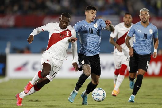MONTEVIDEO, URUGUAY - MARCH 24: Luis Advíncula of Peru fights for the ball with Mathías Olivera of Uruguay during a match between Uruguay and Peru as part of FIFA World Cup Qatar 2022 Qualifiers at Centenario Stadium on March 24, 2022 in Montevideo, Uruguay. (Photo by Matilde Campodonico - Pool/Getty Images) Napoli, Olivera si presenta: “Hernandez? No, mi ispiro a Caceres”- immagine 2