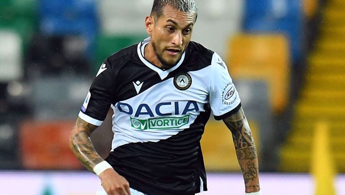 UDINE, ITALY - OCTOBER 03: Roberto Pereyra of Udinese Calcio in action during the Serie A match between Udinese Calcio and AS Roma at Dacia Arena on October 03, 2020 in Udine, Italy. (Photo by Alessandro Sabattini/Getty Images) Udinese, solo domani l’esito degli esami per Pereyra: le sensazioni dal club - immagine 1