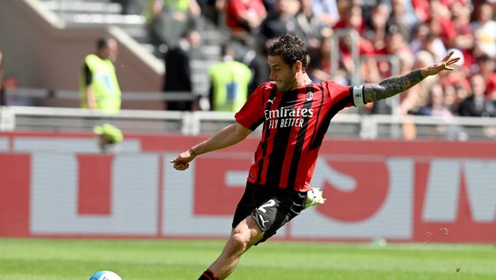 MILAN, ITALY - MAY 01: Davide Calabria of AC Milan in action during the Serie A match between AC Milan and ACF Fiorentina at Stadio Giuseppe Meazza on May 01, 2022 in Milan, Italy. (Photo by Claudio Villa/AC Milan via Getty Images)
