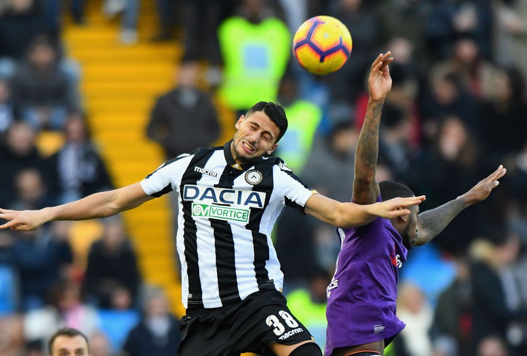  UDINE, ITALY - FEBRUARY 03: Rolando Mandragora of Udinese Calcio jump for the ball during the Serie A match between Udinese and ACF Fiorentina at Stadio Friuli on February 3, 2019 in Udine, Italy.  (Photo by Alessandro Sabattini/Getty Images) 