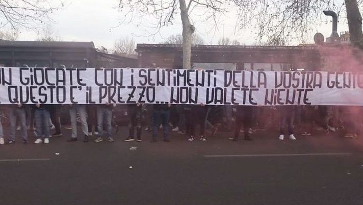 Roma-Sassuolo, la Sud protesta per il caro biglietti: poi l’omaggio a De Rossi Roma-Sassuolo, la Sud protesta per il caro biglietti: poi l’omaggio a De Rossi - immagine 1