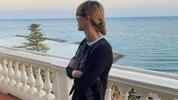 Pellegrini, terrazza vista mare: e condivide un dilemma con i fan