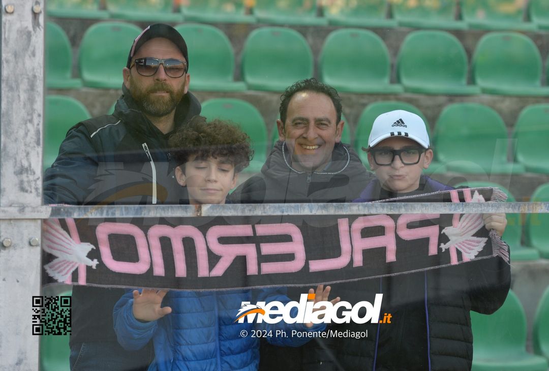 FOTOTIFO Palermo-Como 3-0, gli scatti ai tifosi al “Renzo Barbera” (GALLERY) - immagine 98