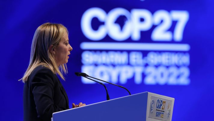 SHARM EL SHEIKH, EGYPT - NOVEMBER 07: Italian Prime Minister Giorgia Meloni speaks during the Sharm El-Sheikh Climate Implementation Summit (SCIS) of the UNFCCC COP27 climate conference on November 07, 2022 in Sharm El Sheikh, Egypt. The conference is bringing together political leaders and representatives from 190 countries to discuss climate-related topics including climate change adaptation, climate finance, decarbonisation, agriculture and biodiversity. The conference is running from November 6-18. (Photo by Sean Gallup/Getty Images) Meloni: “Norma salva-calcio? Tutti pagano quello che devono pagare” - immagine 1