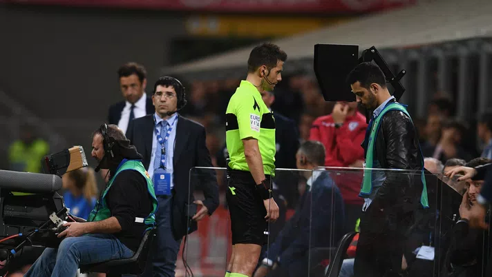 MILAN, ITALY - APRIL 17:  Referee Fabrizio Pasqua  in action during the serie A match between FC Internazionale and Cagliari Calcio at Stadio Giuseppe Meazza on April 17, 2018 in Milan, Italy.  (Photo by Claudio Villa - Inter/Inter via Getty Images)