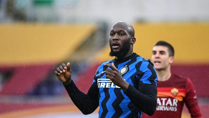 Inter Milan's Belgian forward Romelu Lukaku reacts during the Italian Serie A football match AS Rome vs Inter Milan on January 10, 2021 at the Olympic stadium in Rome. (Photo by Vincenzo PINTO / AFP) (Photo by VINCENZO PINTO/AFP via Getty Images) I voti ufficiali al fantacalcio: la scelta su Perisic! Deludono Lukaku e Dzeko, Vidal si salva - immagine 1