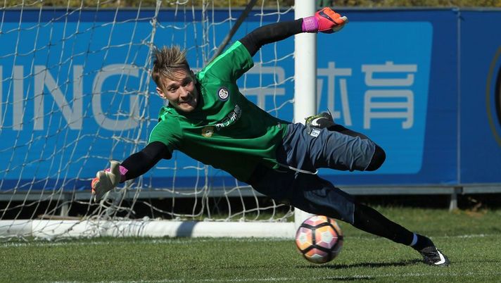 COMO, ITALY - MARCH 10: Ionut Andrei Radu of FC Internazionale dives to save a shot during the FC Internazionale training session at the club's training ground Suning Training Center in memory of Angelo Moratti on March 10, 2017 in Como, Italy. (Photo by Marco Luzzani - Inter/Inter via Getty Images) COMO, ITALY - MARCH 10: Ionut Andrei Radu of FC Internazionale dives to save a shot during the FC Internazionale training session at the club's training ground Suning Training Center in memory of Angelo Moratti on March 10, 2017 in Como, Italy. (Photo by Marco Luzzani - Inter/Inter via Getty Images)