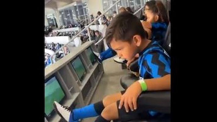 Festa Inter al Meazza, il figlio di Vidal triste e sconsolato: “Qui non c’è Messi” Festa Inter al Meazza, il figlio di Vidal triste e sconsolato: “Qui non c’è Messi”