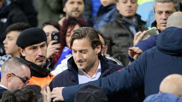 CAGLIARI, ITALY - DECEMBER 08: Francesco Totti looks on during the Serie A match between Cagliari and AS Roma at Sardegna Arena on December 9, 2018 in Cagliari, Italy. (Photo by Enrico Locci/Getty Images) CAGLIARI, ITALY - DECEMBER 08: Francesco Totti looks on during the Serie A match between Cagliari and AS Roma at Sardegna Arena on December 9, 2018 in Cagliari, Italy. (Photo by Enrico Locci/Getty Images)