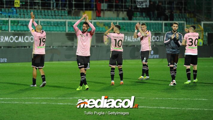 PALERMO, ITALY - FEBRUARY 15: Players of Palermo greet supporters after the Serie B match between US Citta di Palermo and Brescia at Stadio Renzo Barbera on February 15, 2019 in Palermo, Italy. (Photo by Getty Images/Getty Images) PALERMO, ITALY - FEBRUARY 15: Players of Palermo greet supporters after the Serie B match between US Citta di Palermo and Brescia at Stadio Renzo Barbera on February 15, 2019 in Palermo, Italy. (Photo by Getty Images/Getty Images)