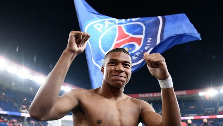 PSG in mezzo a migliaia di tifosi: la Ligue1 e il calcio francese sospesi - immagine 1