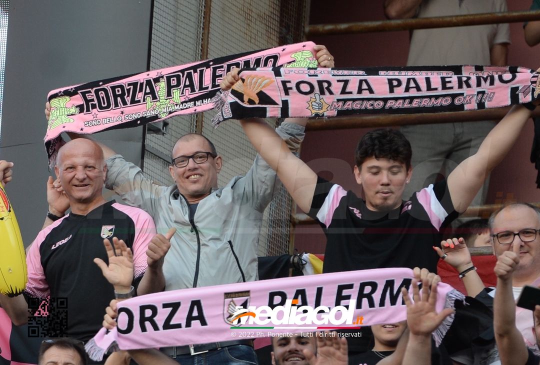 Fototifo, i tifosi allo stadio per Palermo-Feralpisaló 1-0 (gallery) - immagine 52