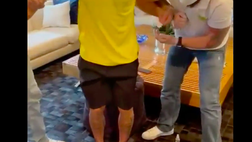 VIDEO PSG, Neymar nella Walk of Fame del Maracanã: ecco il calco dei suoi piedi