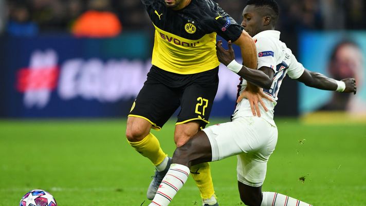 DORTMUND, GERMANY - FEBRUARY 18: Emre Can of Borussia Dortmund is challenged by Idrissa Gueye of Paris Saint-Germain during the UEFA Champions League round of 16 first leg match between Borussia Dortmund and Paris Saint-Germain at Signal Iduna Park on February 18, 2020 in Dortmund, Germany. (Photo by Stuart Franklin/Bongarts/Getty Images) 