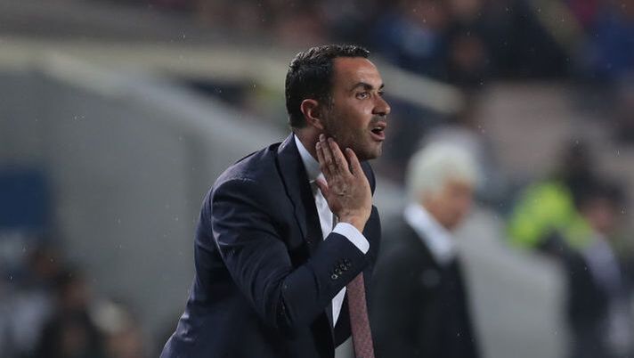 BERGAMO, ITALY - JUNE 04: AC Monza head coach Raffaele Palladino issues instructions to his players during the Serie A match between Atalanta BC and AC Monza at Gewiss Stadium on June 04, 2023 in Bergamo, Italy. (Photo by Emilio Andreoli/Getty Images) Palladino: “Colombo pronto ma non ho ancora deciso. Come stanno Akpa Akpro e D’Ambrosio” - immagine 1