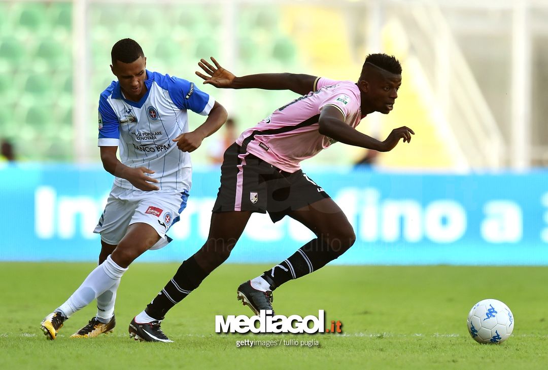  PALERMO, ITALY - OCTOBER 21:  Eddy Gnahore (R) of Palermo holds off the challenge from Alessio Da Cruz of Novara during the Serie B Match Between US Citta' di Palermo and Novara Calcio at Stadio Renzo Barbera stadium on October 21, 2017 in Palermo, Italy.  (Photo by Tullio M. Puglia/Getty Images) 