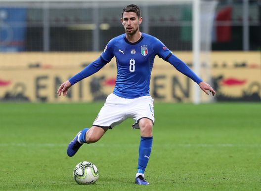 MILAN, ITALY - NOVEMBER 17: Frello Filho Jorge Luiz Jorginho of Italy in action during the UEFA Nations League A group three match between Italy and Portugal at Stadio Giuseppe Meazza on November 17, 2018 in Milan, Italy. (Photo by Marco Luzzani/Getty Images) Jorginho affranto: “Mi porterò il peso dei due errori per tutta la vita” - immagine 1